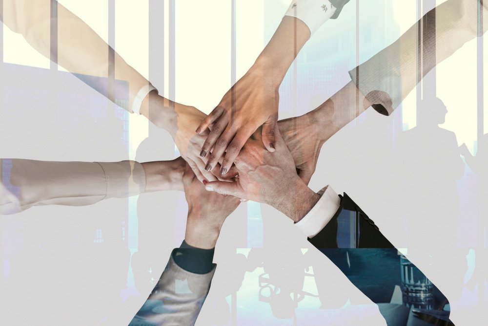 Équipe AZ MAKE Group travaillant sur stratégie marketing digital